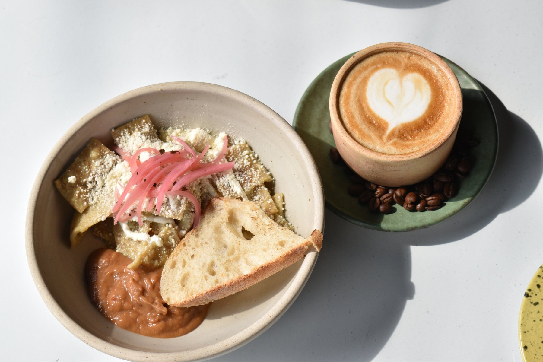 Plato de brunch acompañado de café