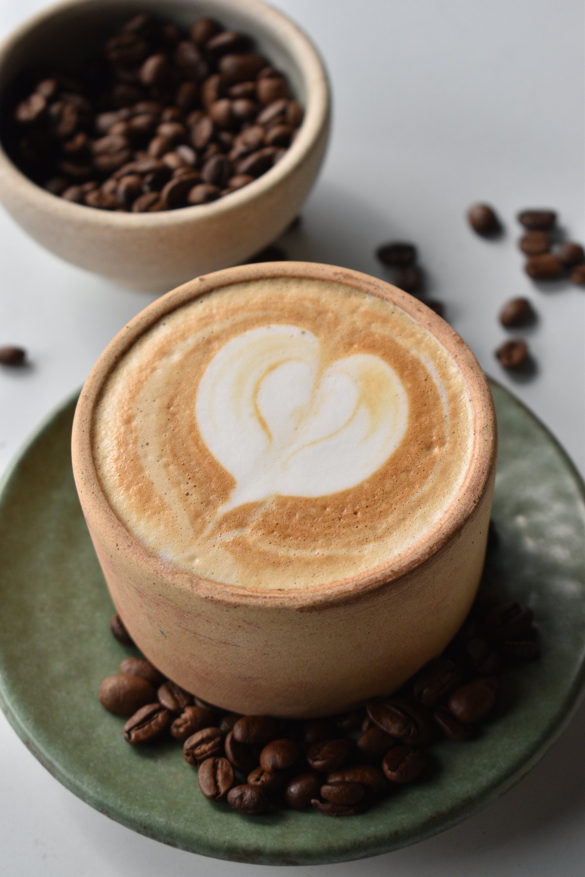 Café con arte latte servido en cerámica de Dizzy Cactus