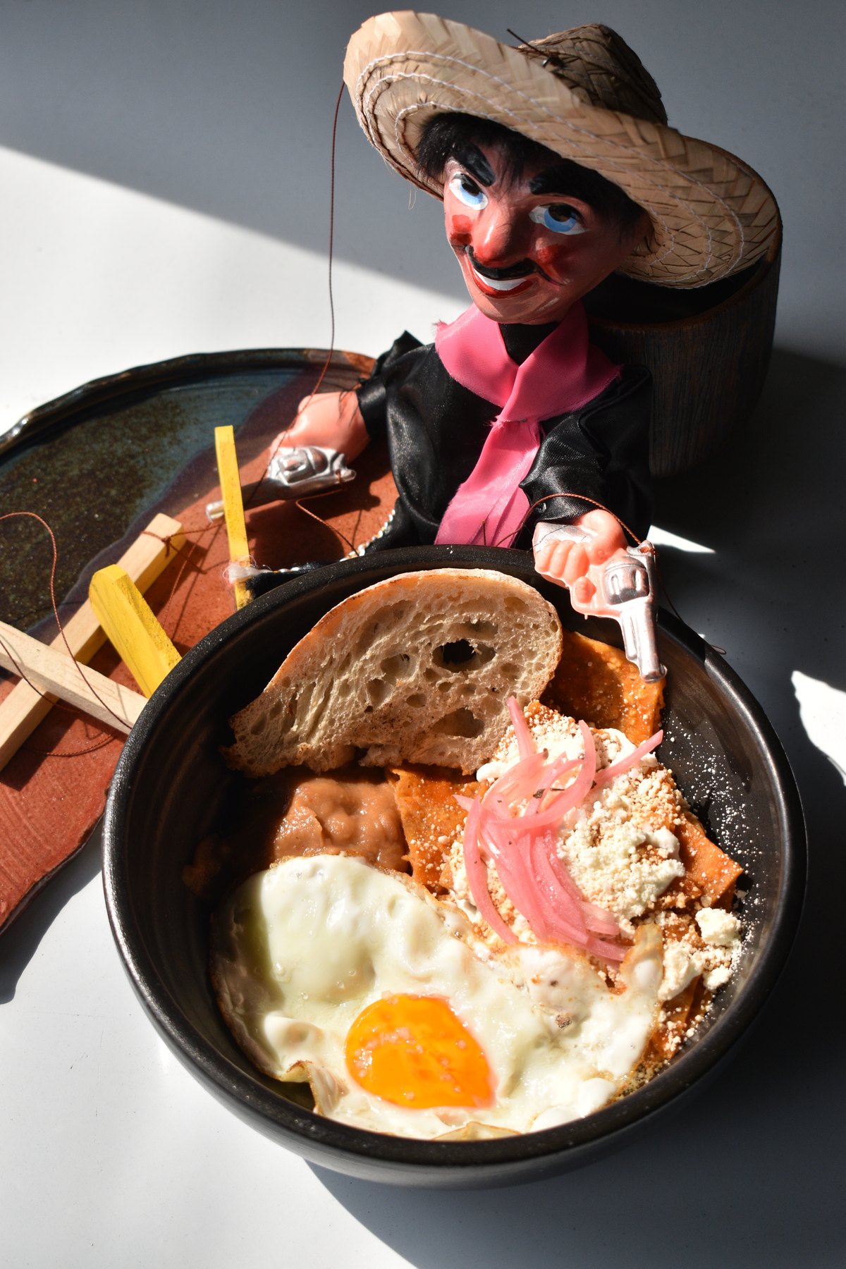 Personaje de Dizzy junto a un plato de brunch