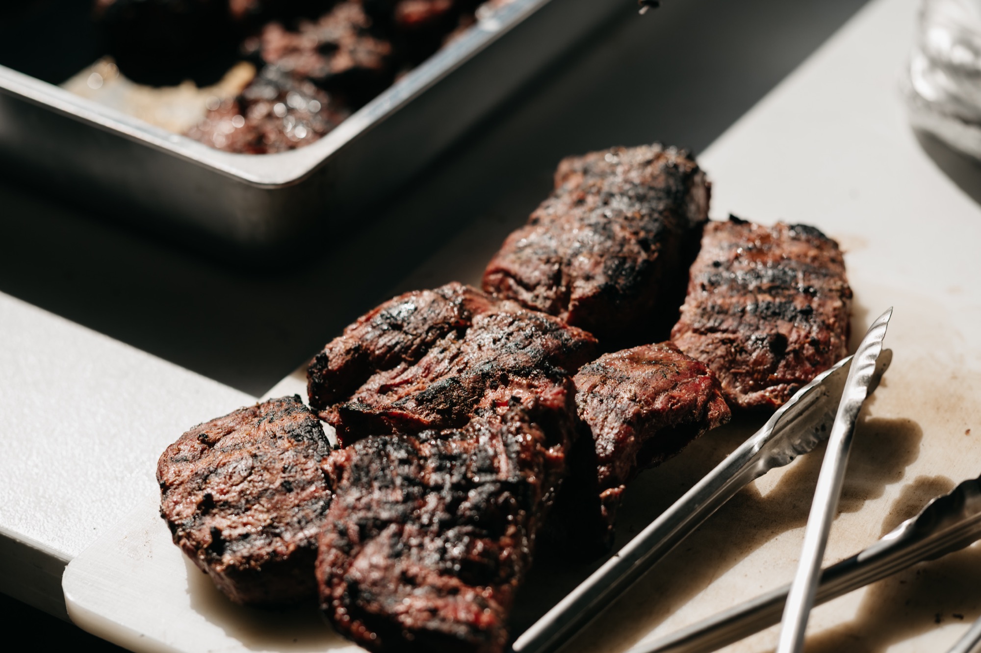 Carne recién preparada por el equipo de cocina de El Dizzy
