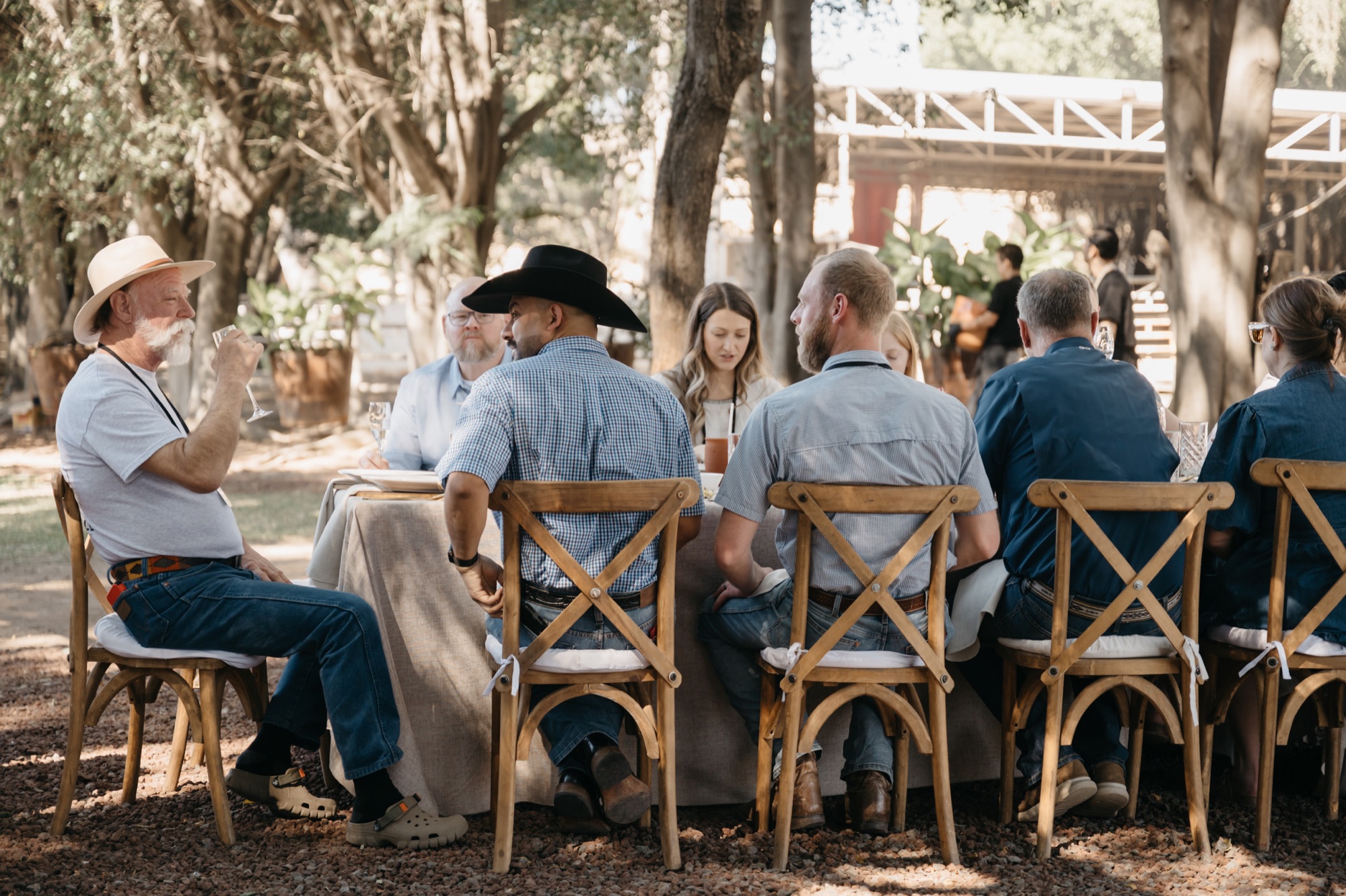 Invitados reunidos alrededor de una mesa atendida por El Dizzy