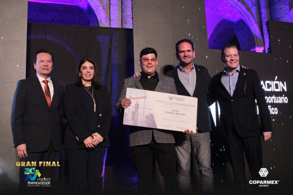 Javier Vidales Román recibiendo el Premio Emprendedor Coparmex Jalisco 2025 en la categoría Base Social